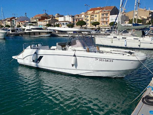 Beneteau Flyer 9 SPACEdeck 2023 Beneteau Flyer 9 SPACEdeck boat docked in a marina, surrounded by other vessels.