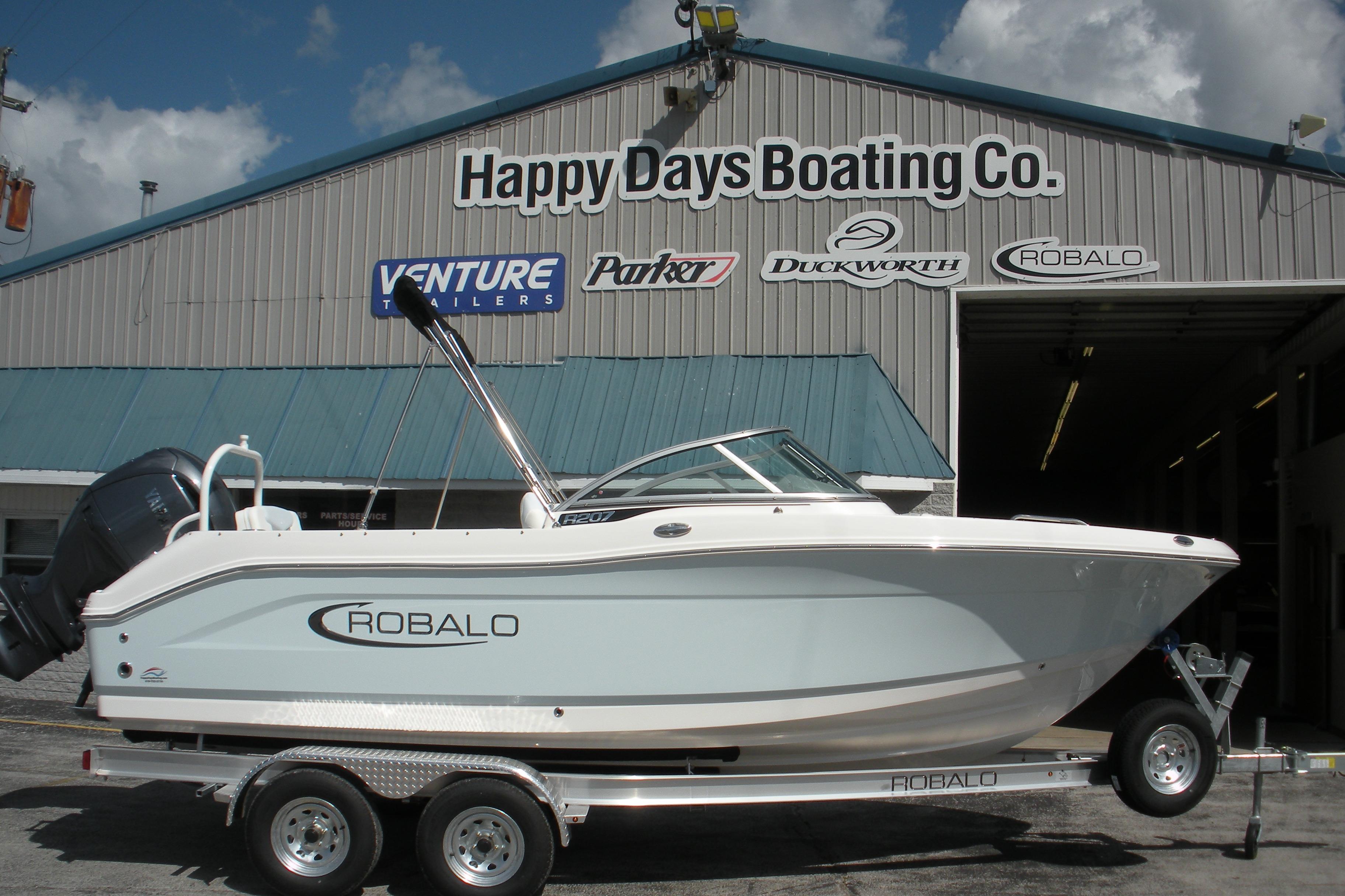 Robalo R207 Dual Console 2026 Robalo R207 Dual Console boat on trailer at Happy Days Boating Co.