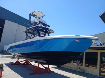 2021 Everglades 335 Center Console