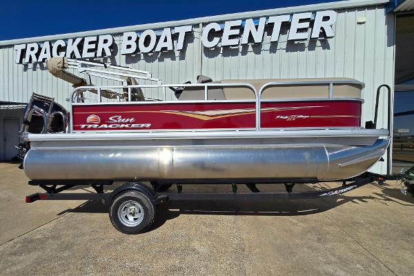 2025 Sun Tracker Party Barge 18 DLX