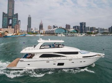 2026 Johnson Motor Yacht w/Hydraulic Platform