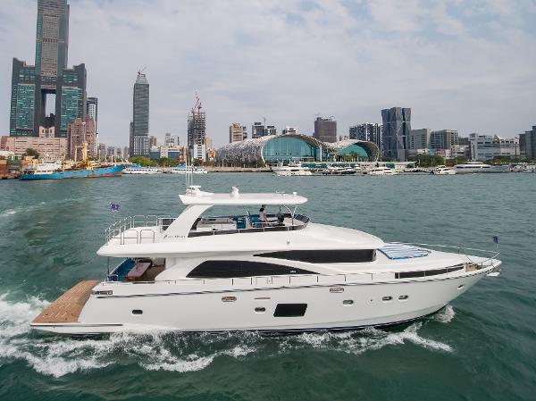 2026 Johnson Motor Yacht w/Hydraulic Platform