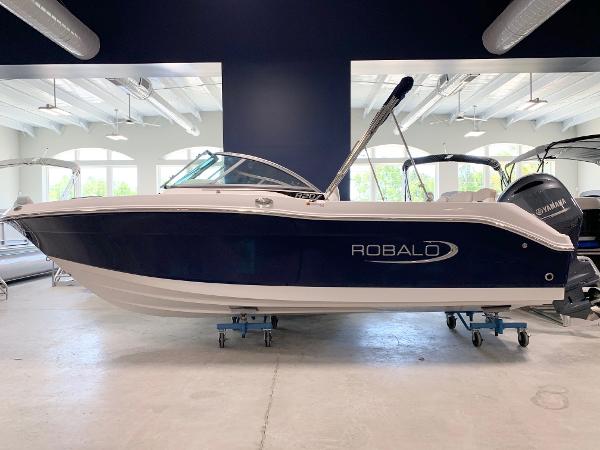 Robalo R207 Dual Console 2024 Robalo R207 Dual Console boat in showroom.