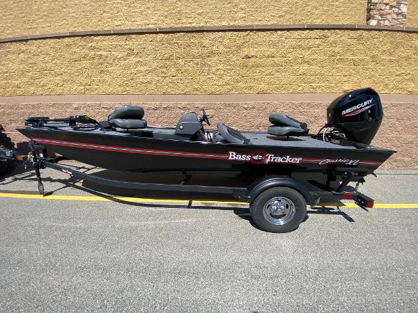 Tracker Bass Tracker Classic XL 2025 Tracker Bass Tracker Classic XL boat with Mercury engine on a trailer.