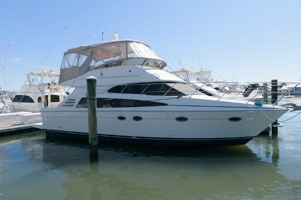 Carver 42 Super Sport 2007 Carver 42 Super Sport yacht docked at marina.