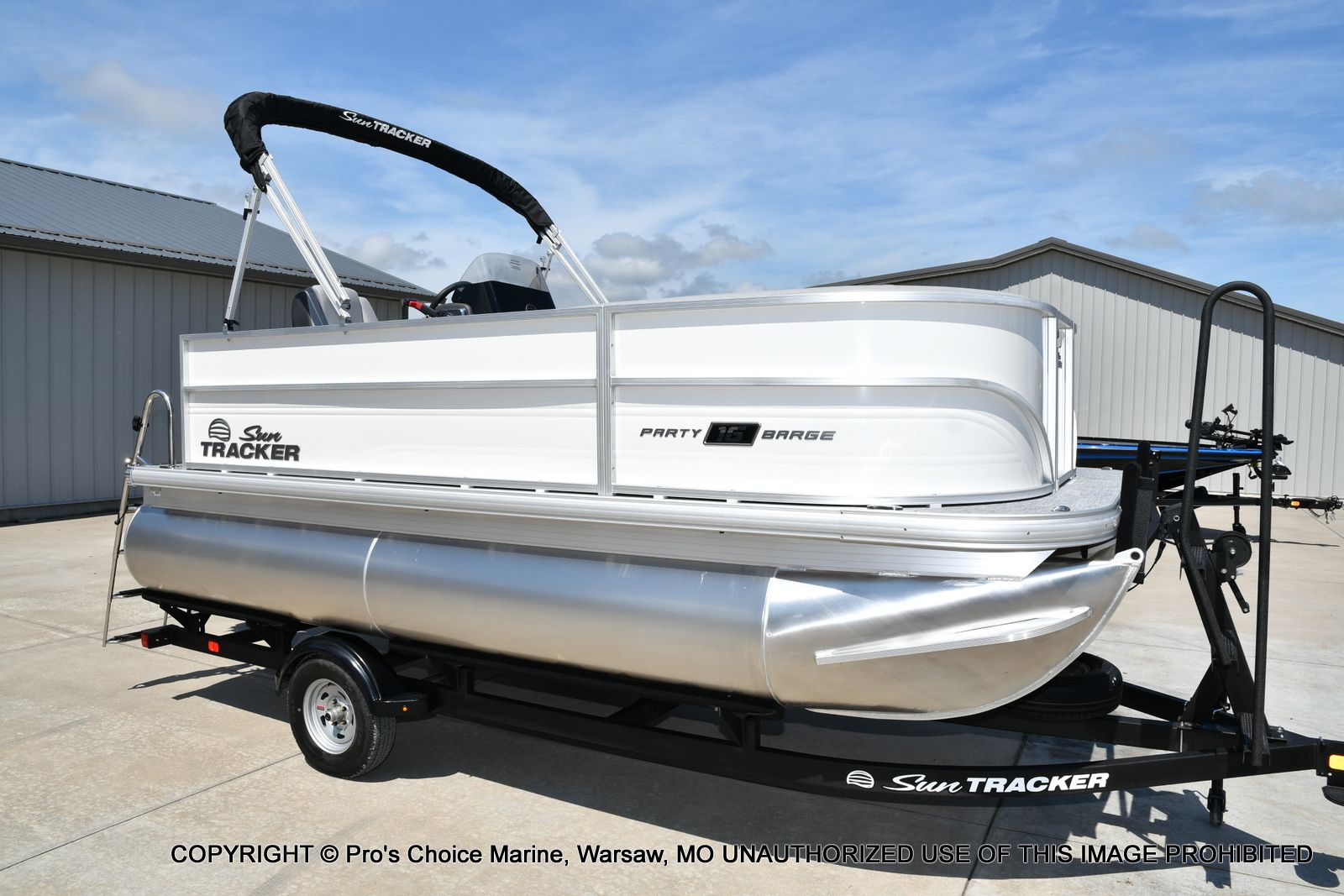2026 Sun Tracker Party Barge 16
