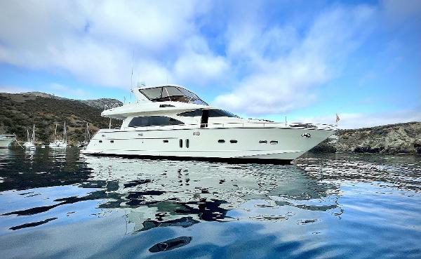 Horizon 73 Motor Yacht 2007 Horizon 73 Motor Yacht on calm water with scenic background.