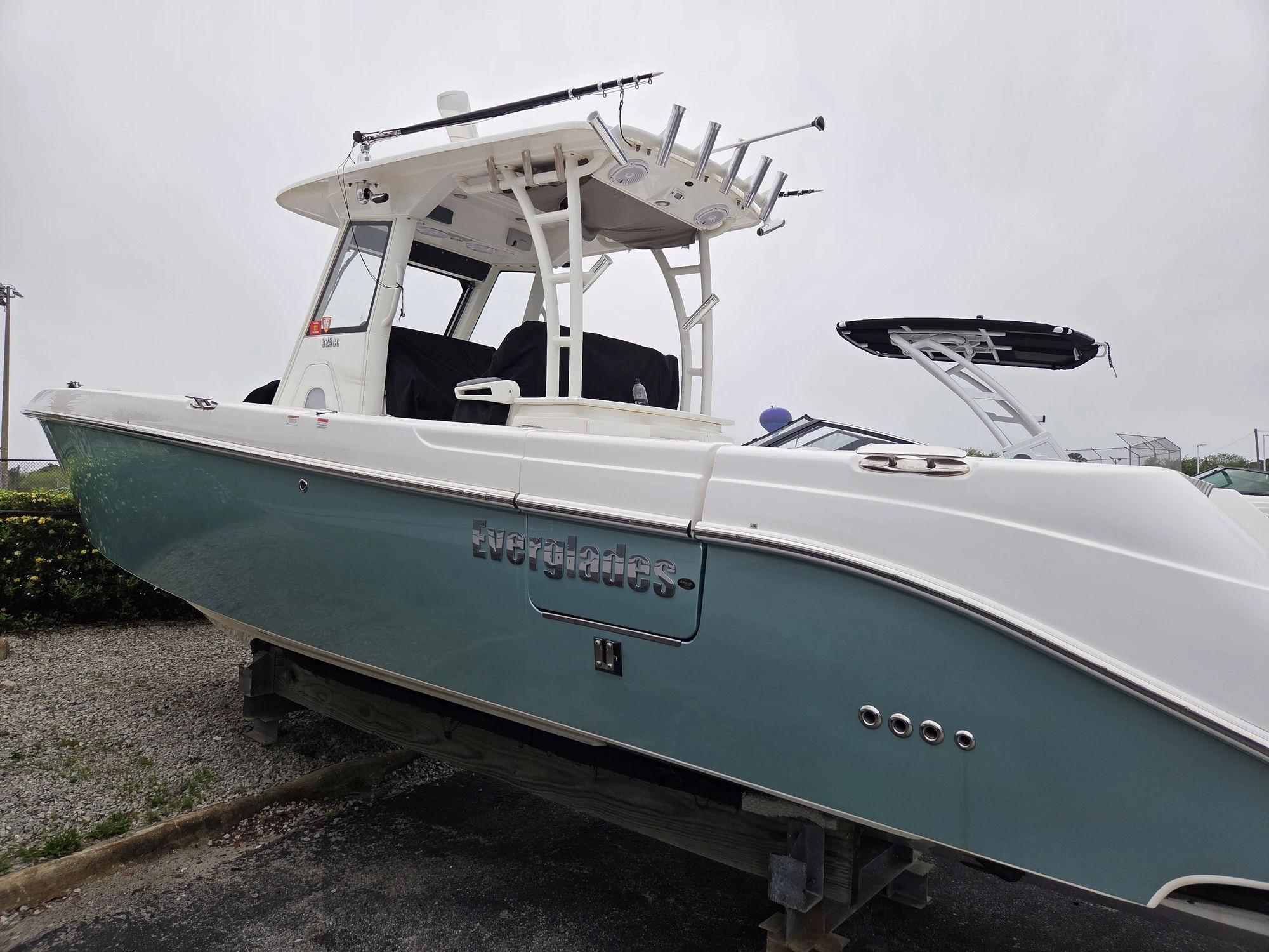 2017 Everglades 325 CC