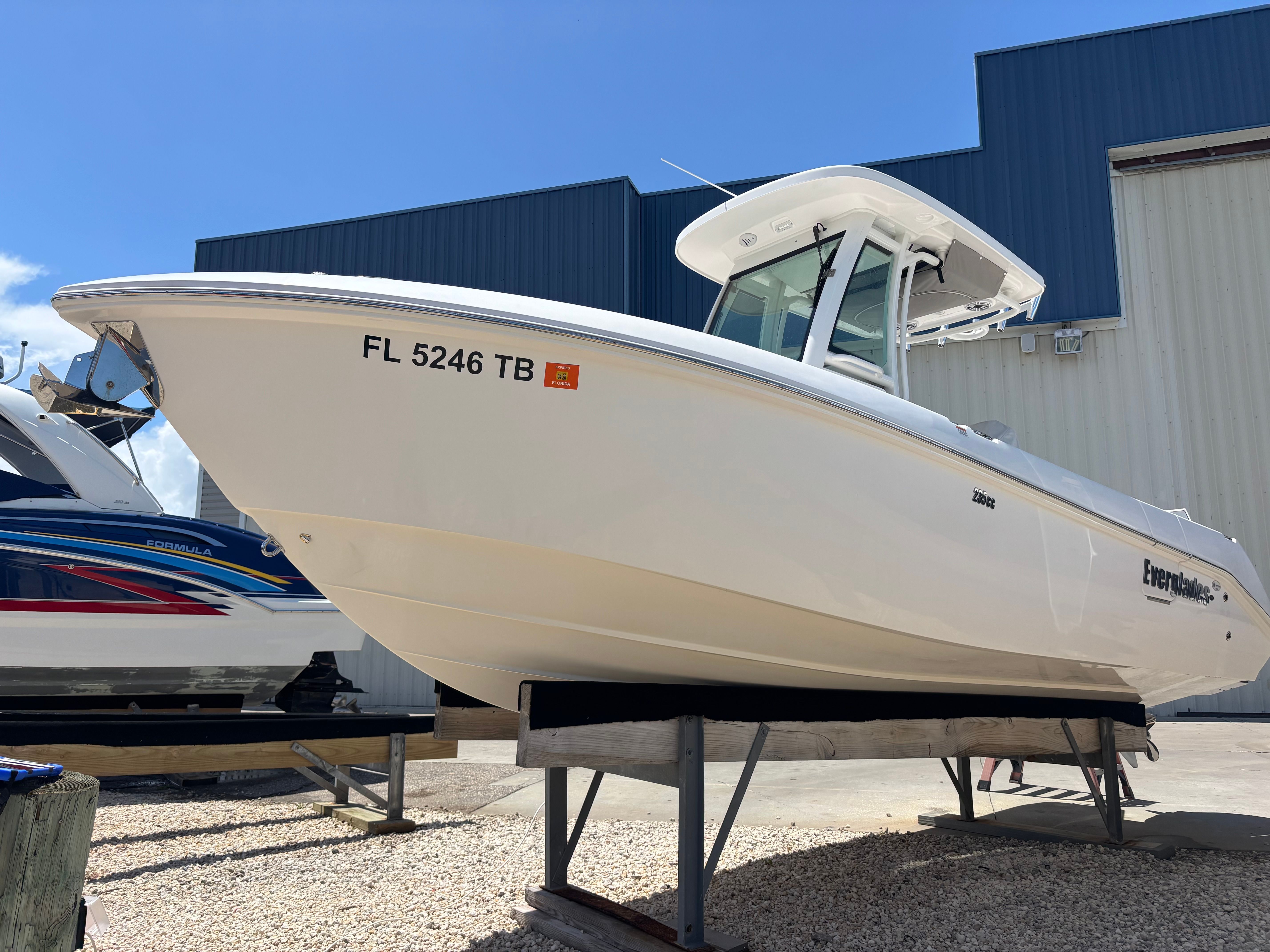 2022 Everglades 235 CC