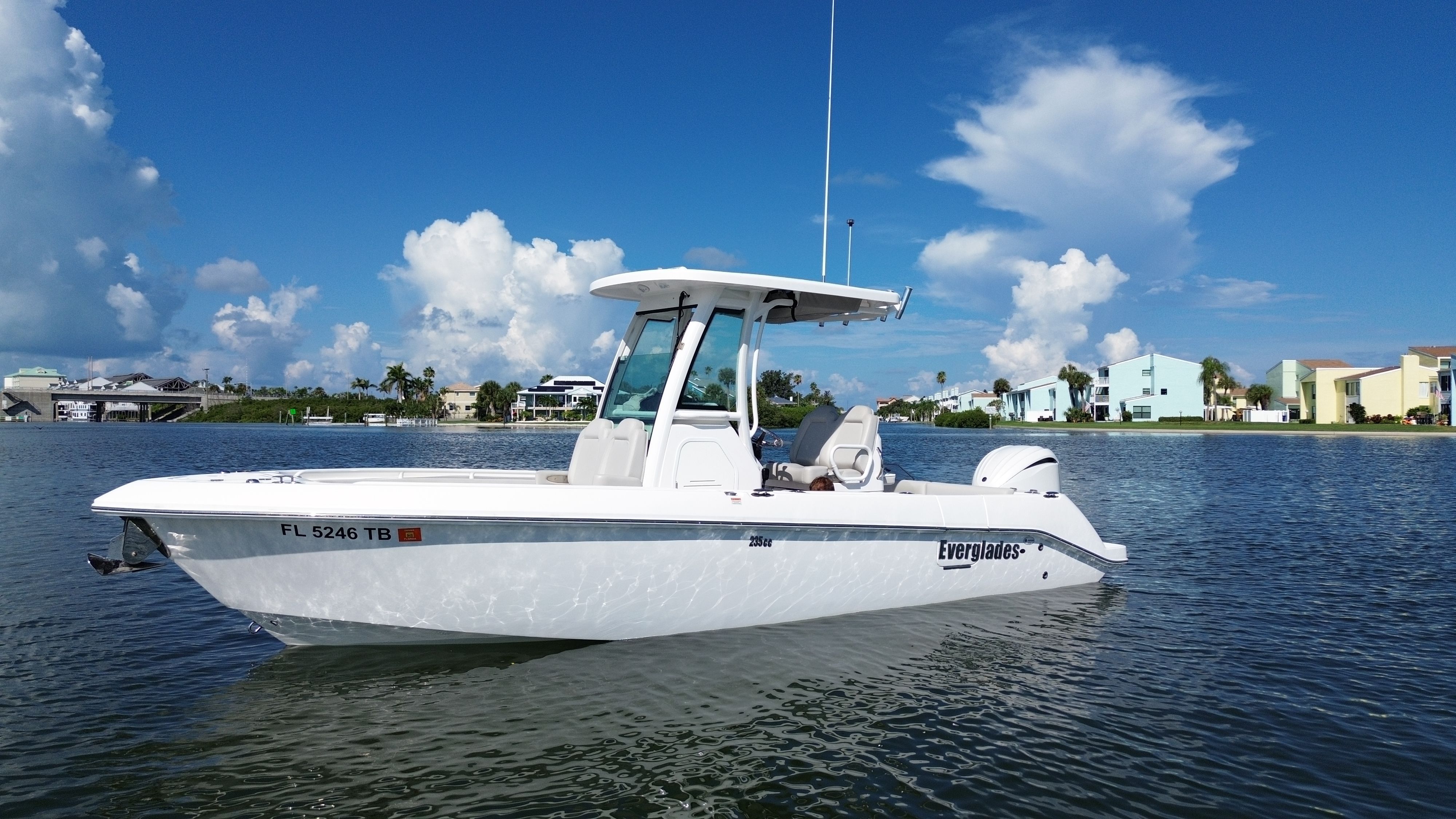 2022 Everglades 235 CC