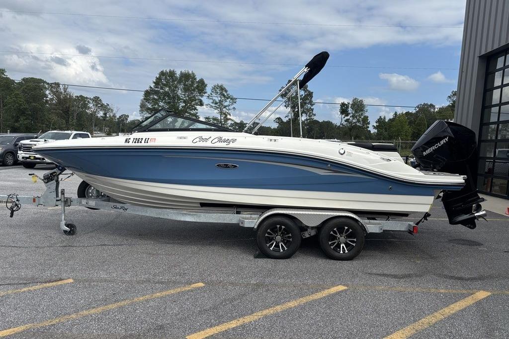 2023 Sea Ray SPX 210 Outboard