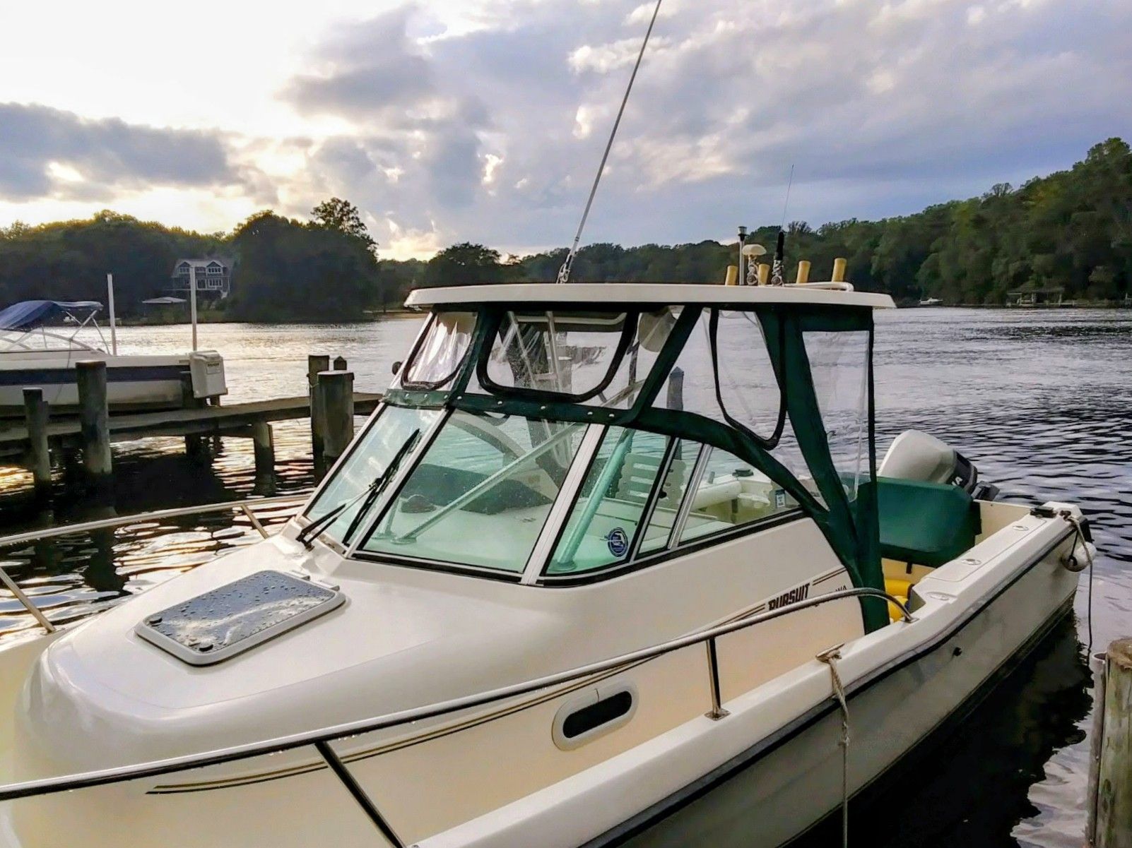 2000 Pursuit 2470 Walkaround