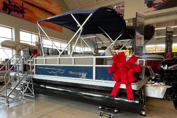 Ranger Reata 200F 2024 Ranger Reata 200F pontoon boat with a large red bow in a showroom.