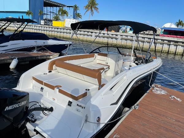 Beugel hanger vat boten te koop op Miami Florida Verenigde Staten - boats.com