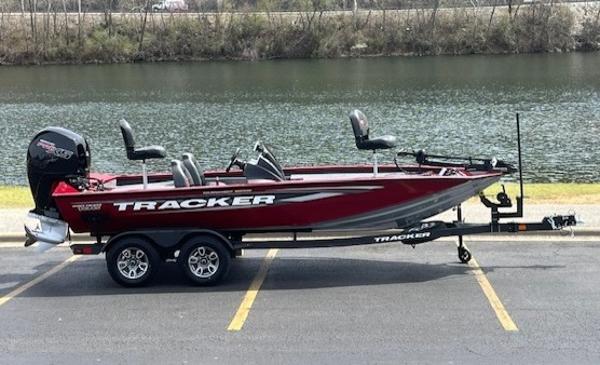 Tracker Pro Team 195 Tournament Edition 2025 Tracker Pro Team 195 Tournament Edition boat on trailer by a lake.