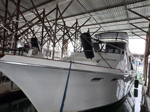 Bayliner 4588 Pilothouse 1992 Bayliner 4588 Pilothouse yacht docked in a covered marina.