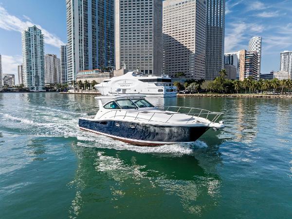 Tiara Yachts 4200 Open 2004 Tiara Yachts 4200 Open cruising near city skyline.