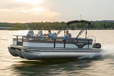 Lowe SF232 Sport Fish Walk Thru Boat
