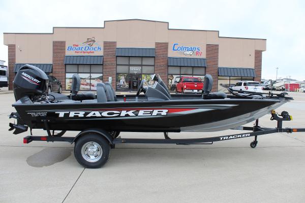 Tracker Pro Team 175 Crappie Edition 2025 Tracker Pro Team 175 Crappie Edition boat on trailer outside dealership.