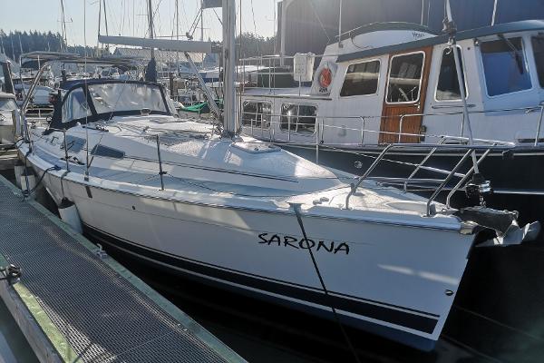 Hunter 33 2005 Hunter 33 sailboat named Sarona docked at a marina.