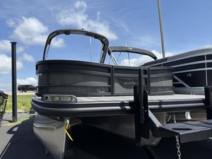 Bennington R Bowrider Quad Bench 25RTFBA Tritoon