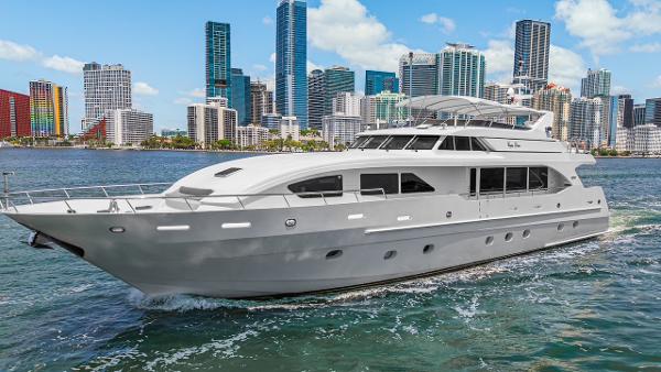 Intermarine RPH 95 Luxury Intermarine RPH 95 yacht cruising near city skyline, 2001 model.