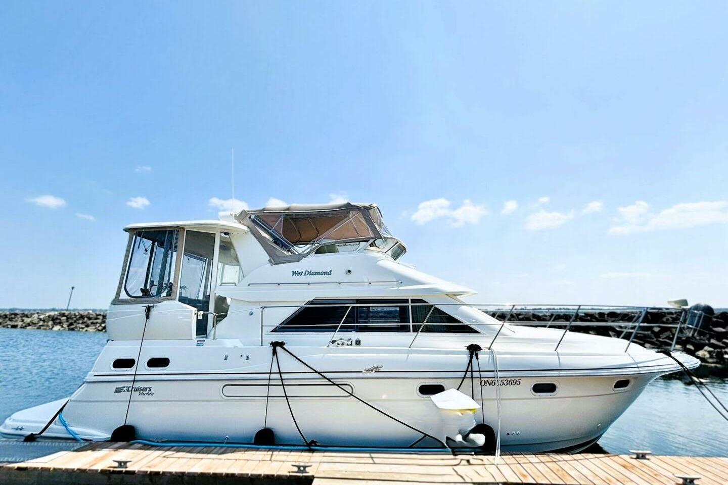 1997 Cruisers Yachts 3650 Aft Cabin