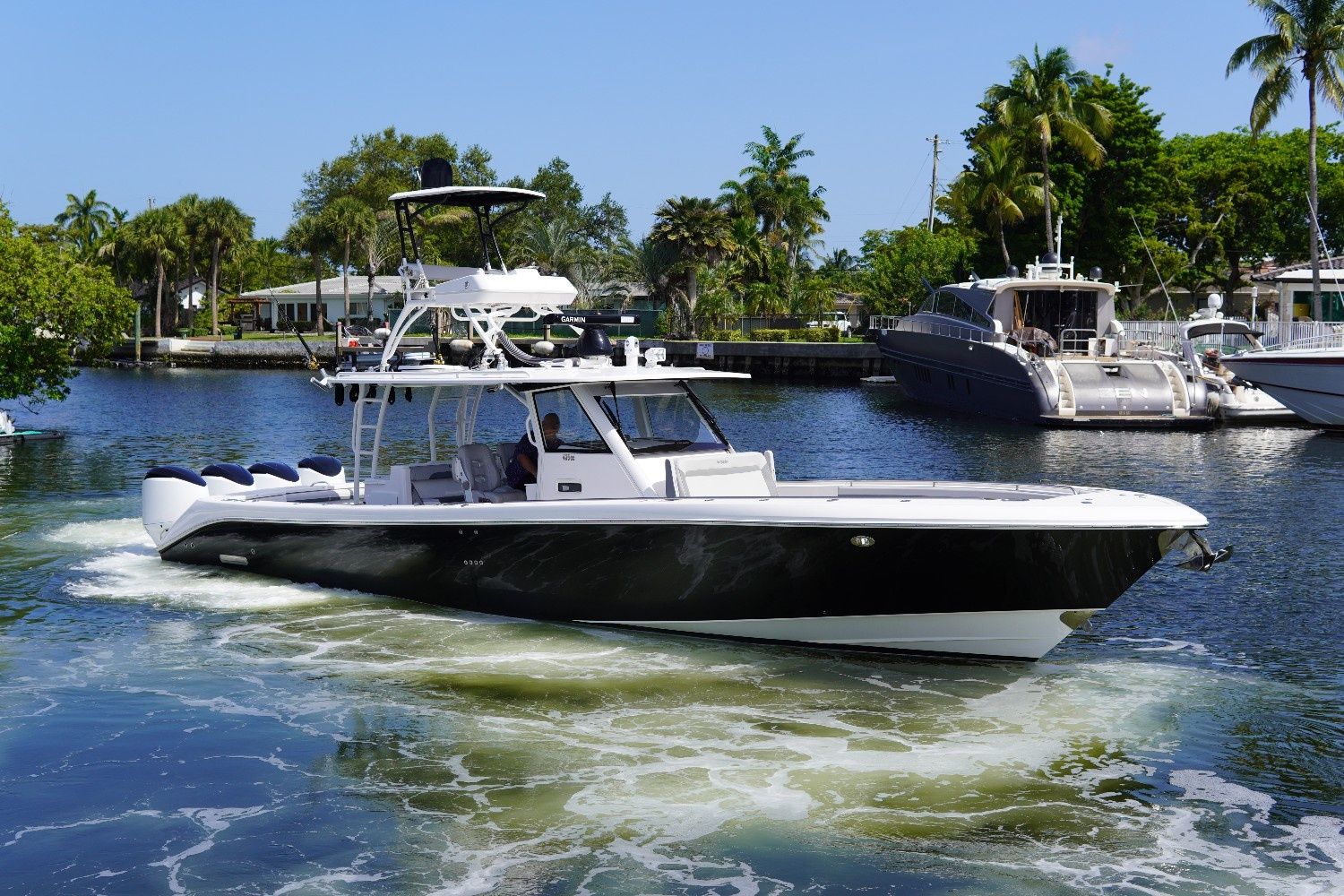 2016 Everglades 435 Center Console