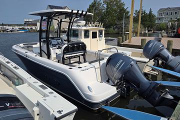 2022 Robalo R222 Center Console