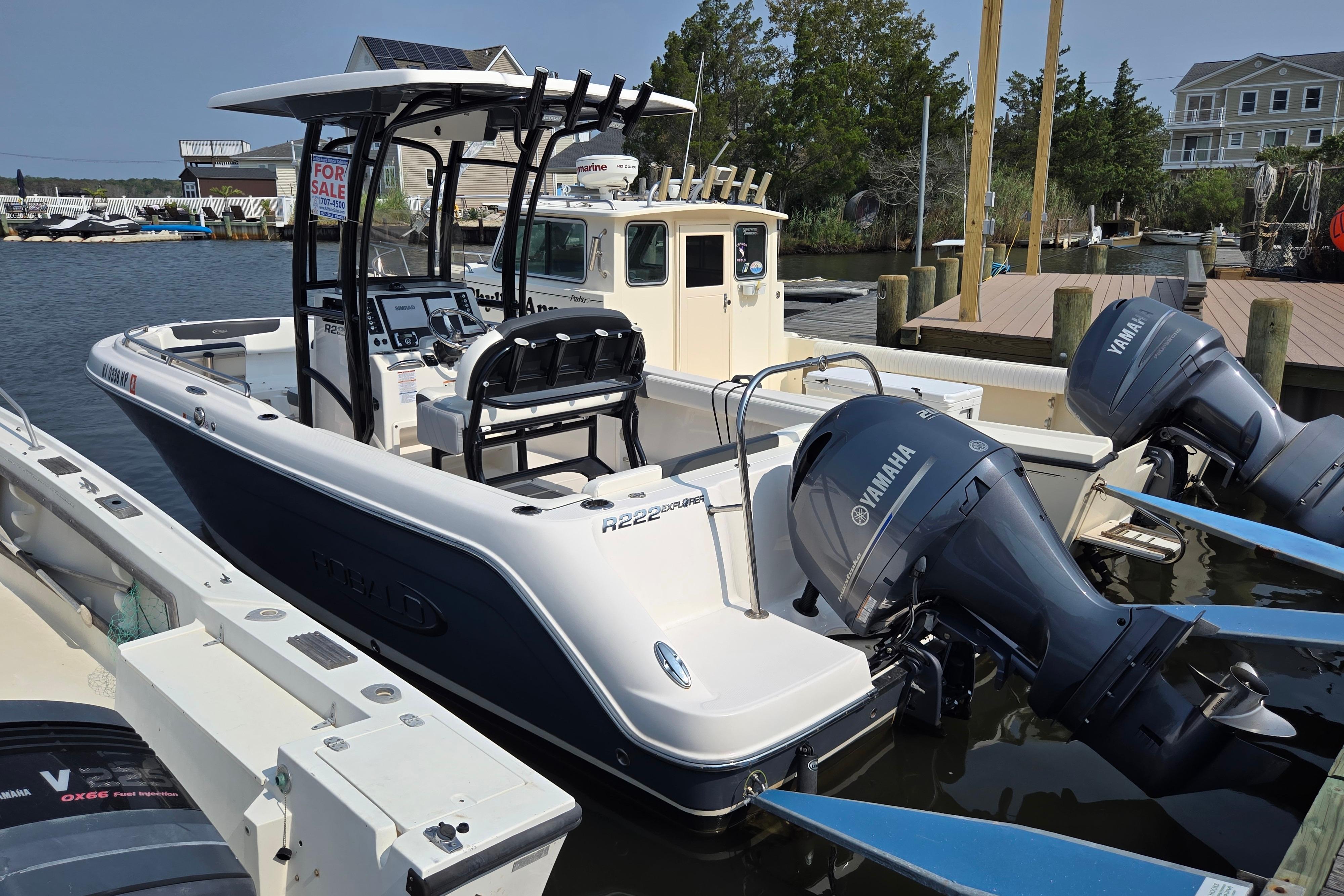 2022 Robalo R222 Center Console