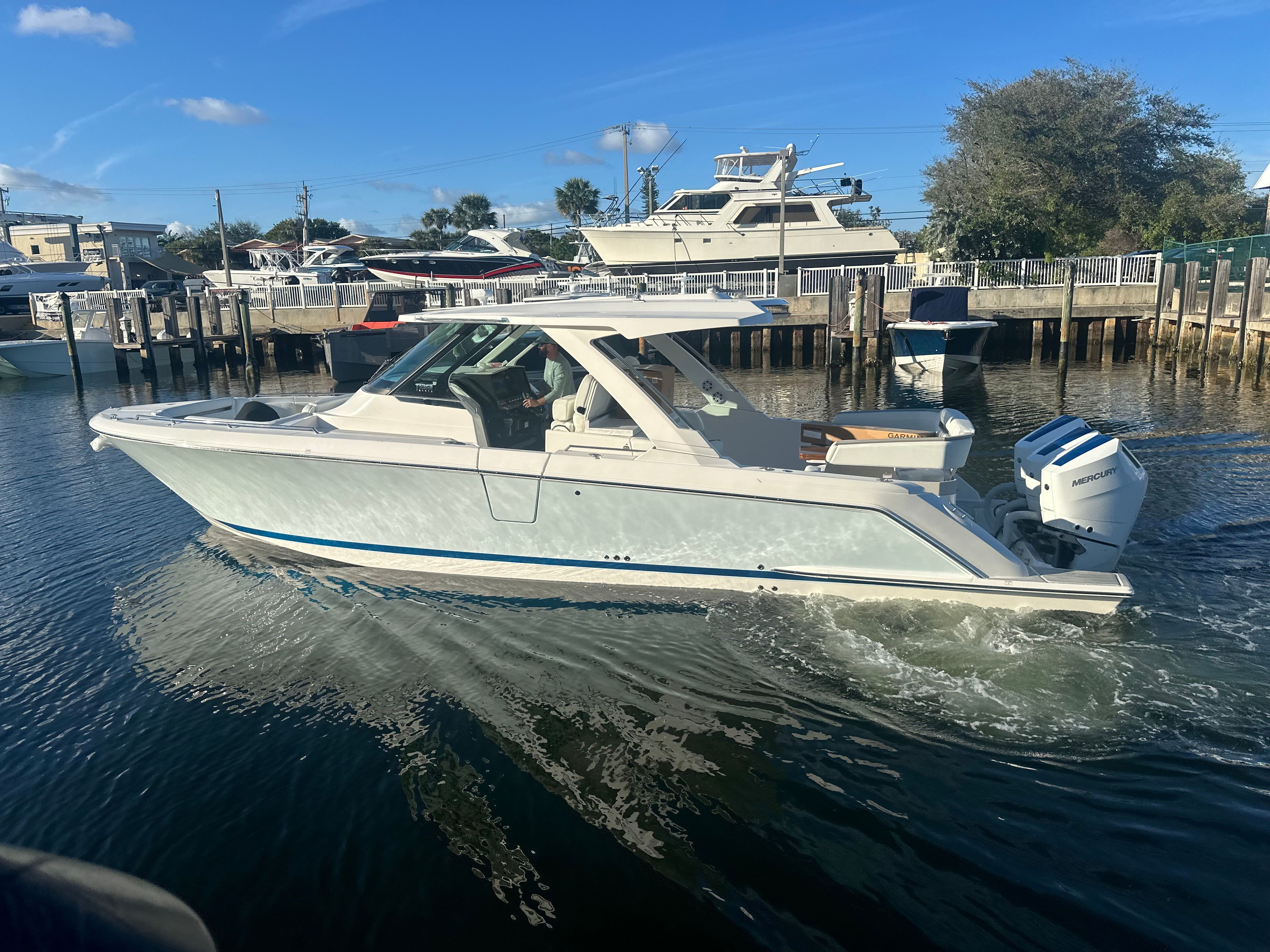 2025 Tiara Yachts 38 LS