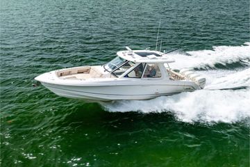 2019 Boston Whaler 380 Realm