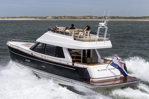 2025 Contest 52MC Flybridge