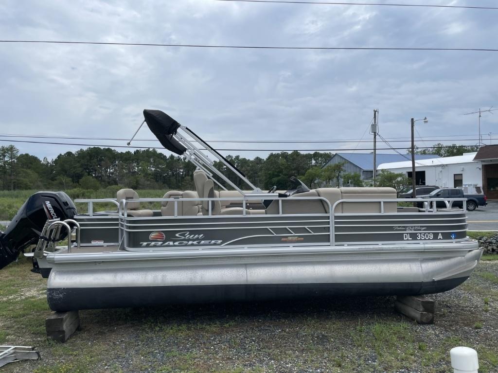 Tracker 20 DLX Fishing Barge