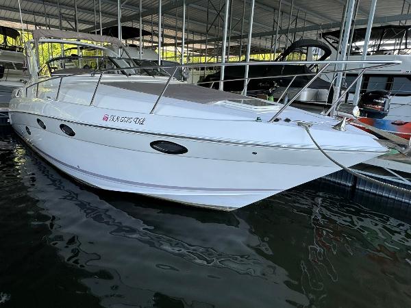 Regal Commodore 3260 2004 Regal 3260 Commodore boat docked in a marina.