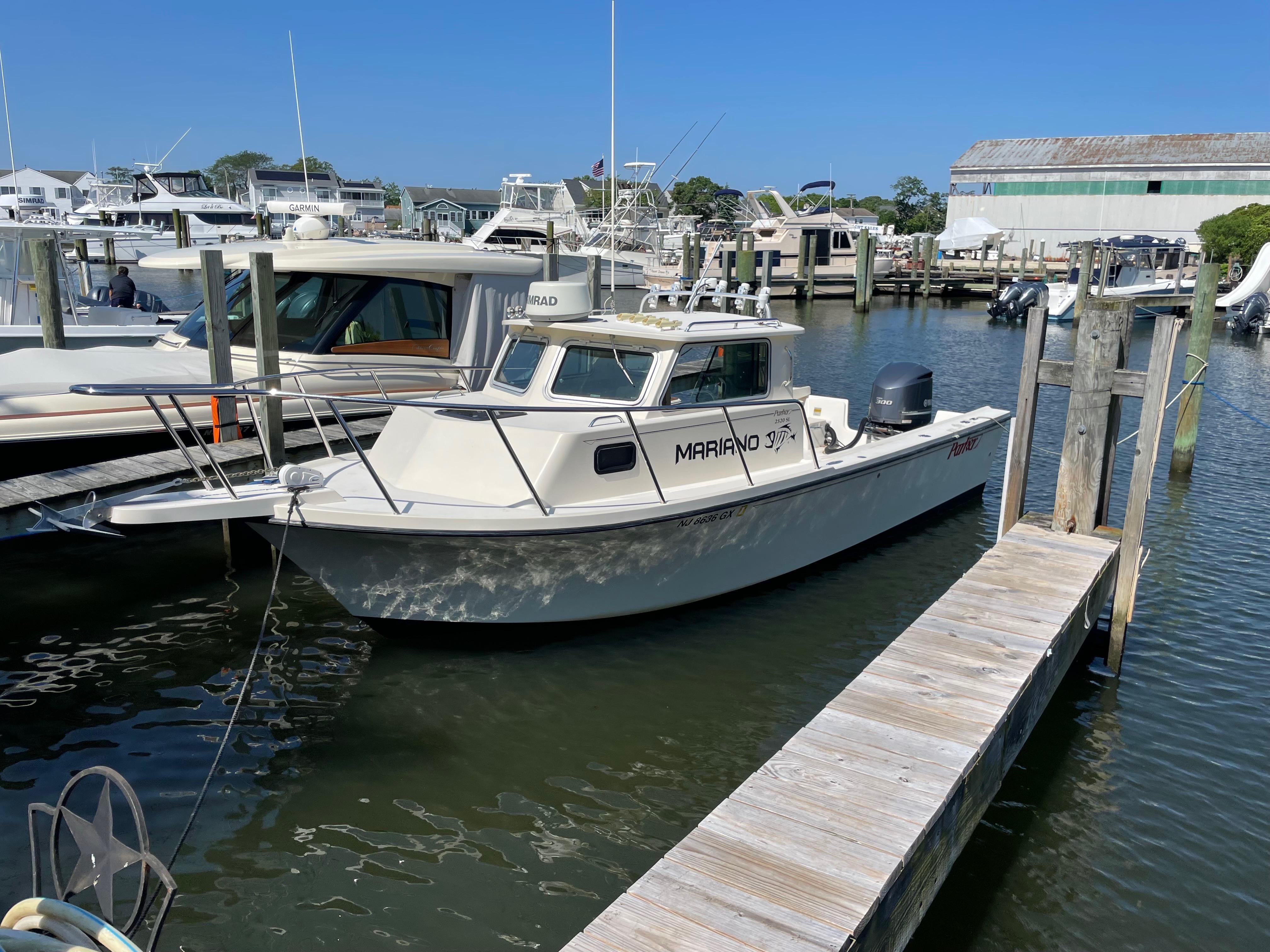 Parker 2520 Parker 2006 Parker 2520 boat docked at a marina on a sunny day.