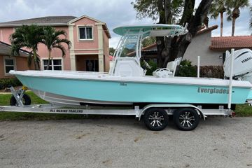 2022 Everglades 243 Center Console