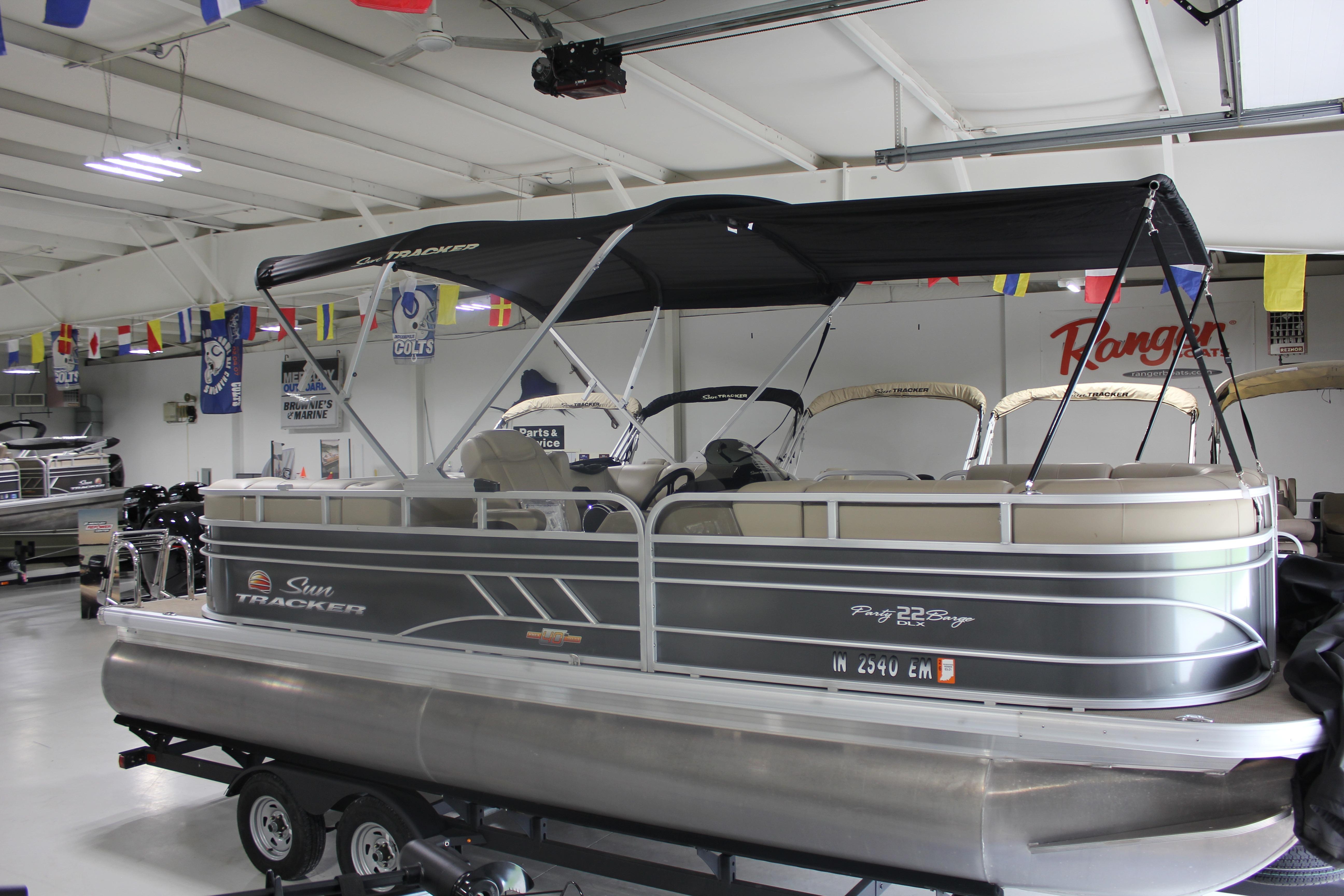 2023 Sun Tracker Party Barge 22 RF DLX