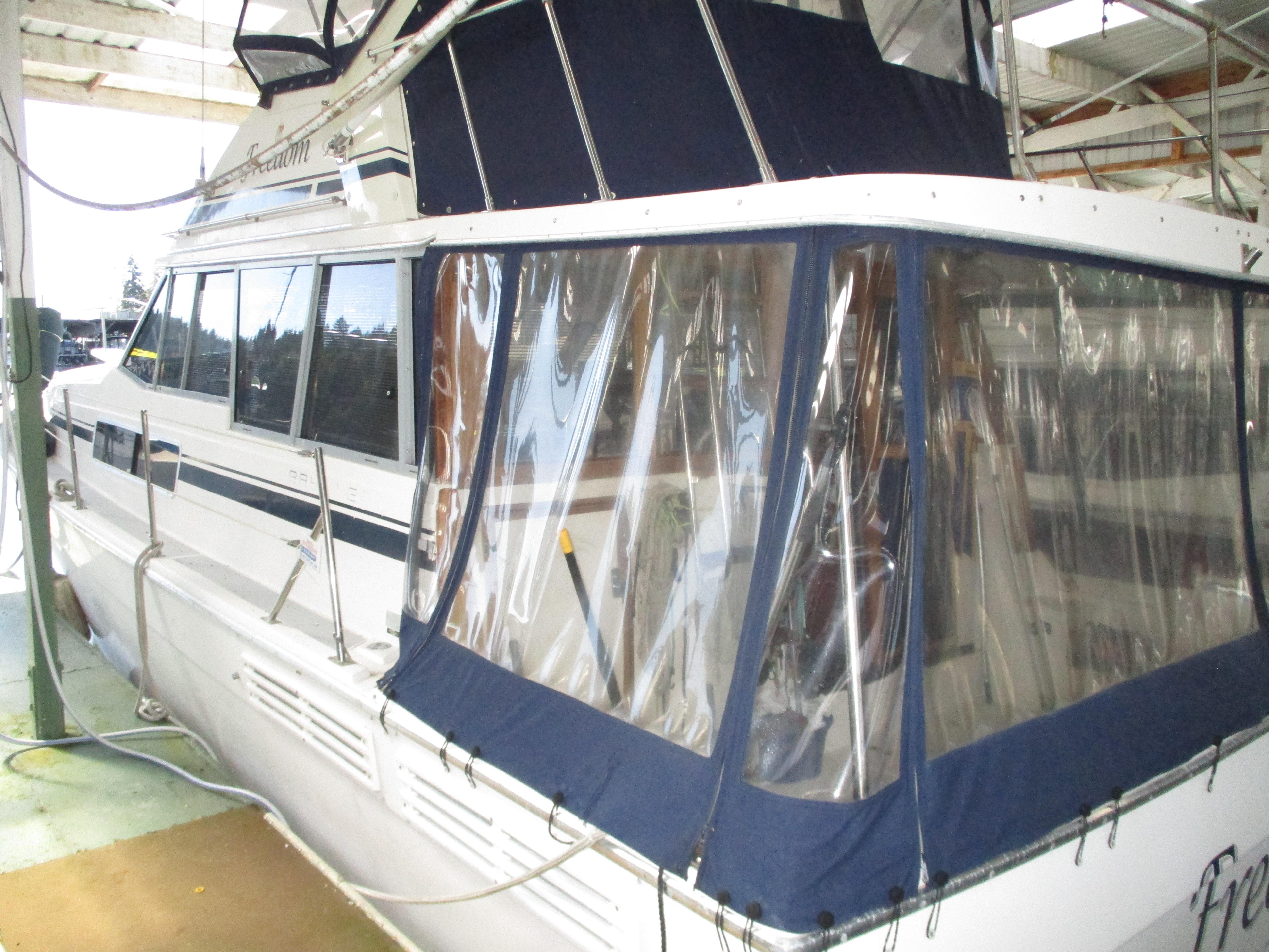 Bayliner 3888 Motoryacht 1989 Bayliner 3888 yacht with blue canvas cover in a marina.