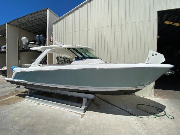 Tiara Yachts 38 LS