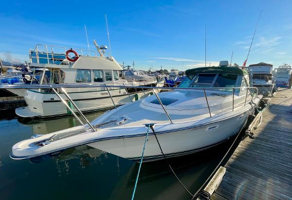 Pursuit 3100 Express Port Bow