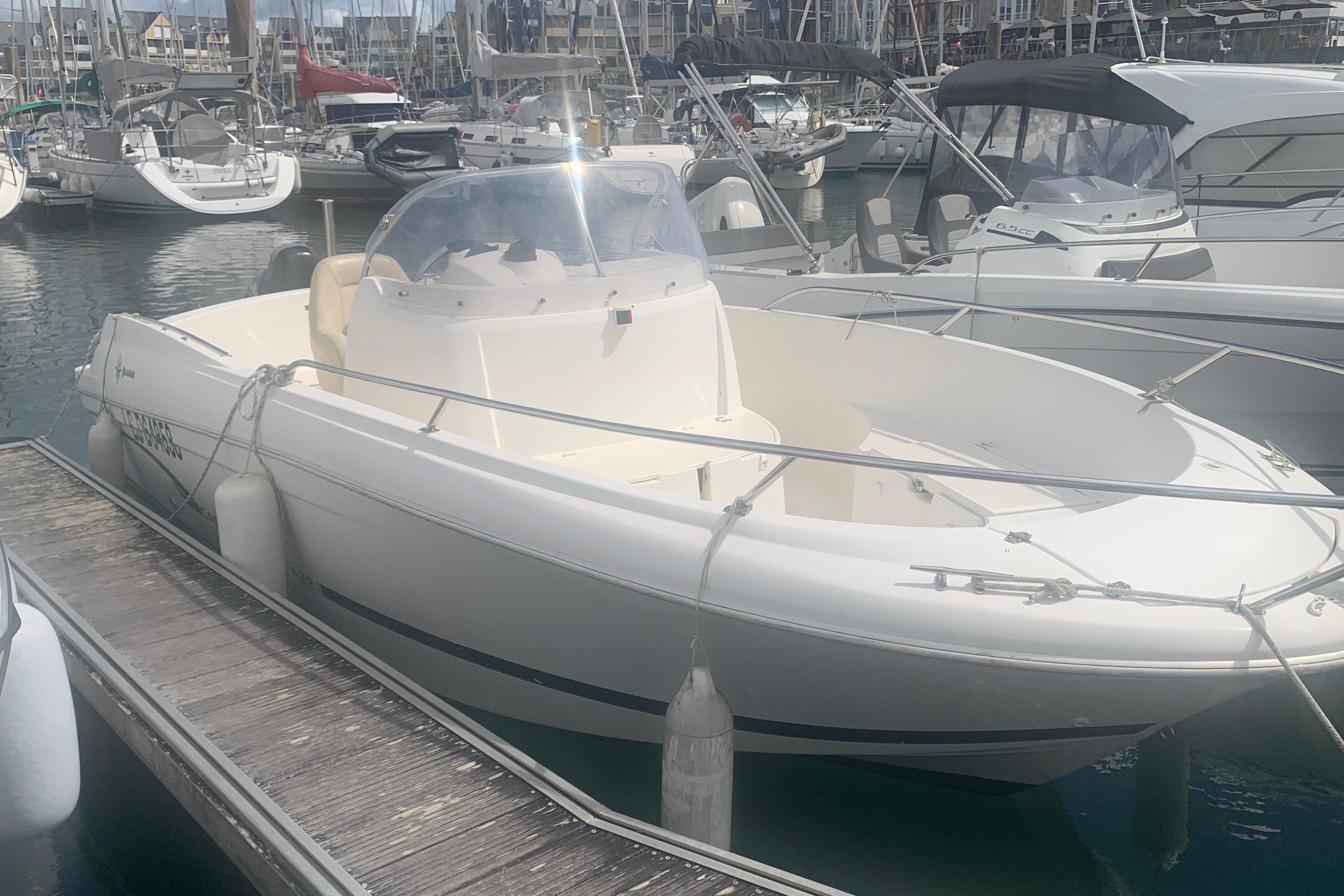 Jeanneau Cap Camarat 635 Open/Style 2008 Jeanneau Cap Camarat 635 Open boat docked in a marina.