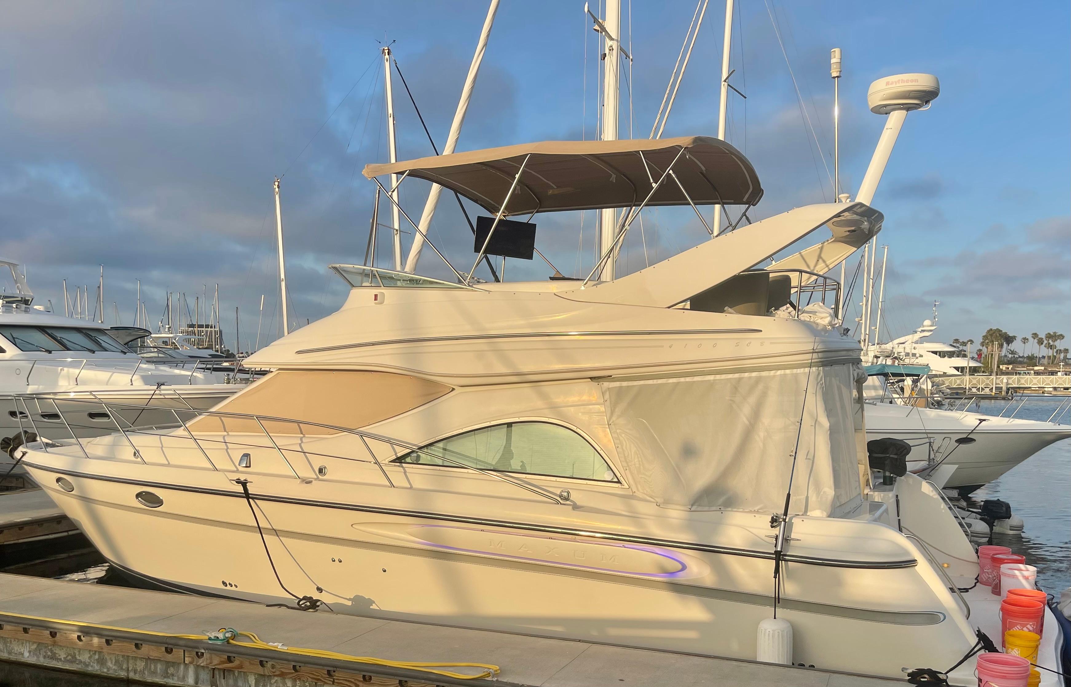 1998 Maxum 4100 SCA