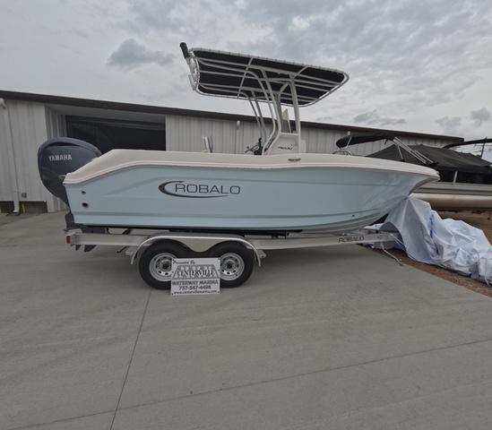 2025 Robalo R200 In stock trailer included