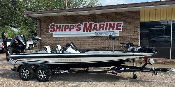 Phoenix 721 ZXL 2025 Phoenix 721 ZXL boat at Shipp's Marine dealership.