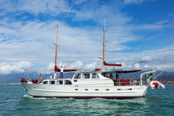 Custom Motoryacht with stabilising sails