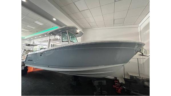 Blackfin 252 CC 2025 Blackfin 252 CC boat displayed indoors, side view.