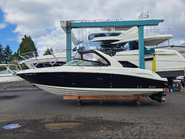 Sea Ray 290 Sun Sport 2006 Sea Ray 290 Sun Sport boat on display at a marina.