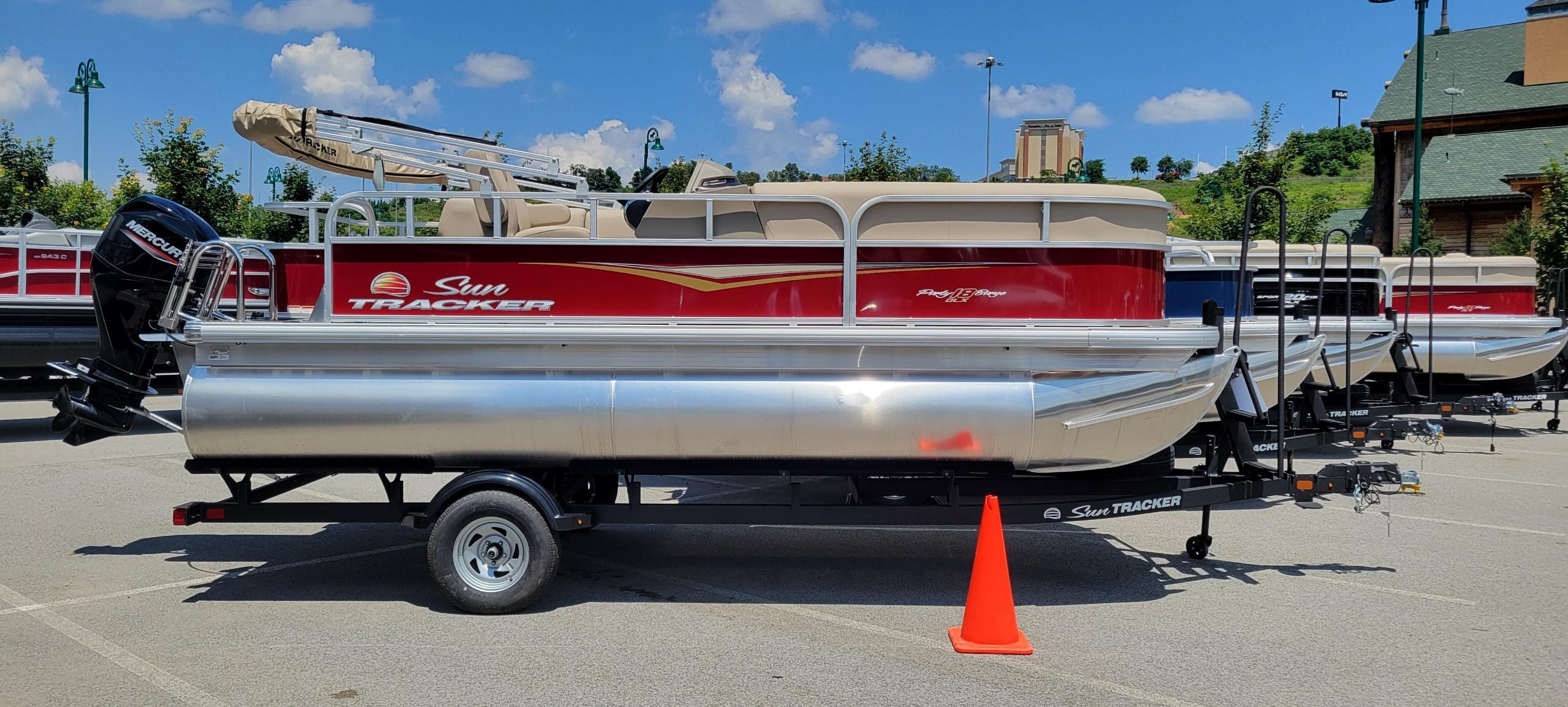 2025 Sun Tracker Party Barge 18 DLX