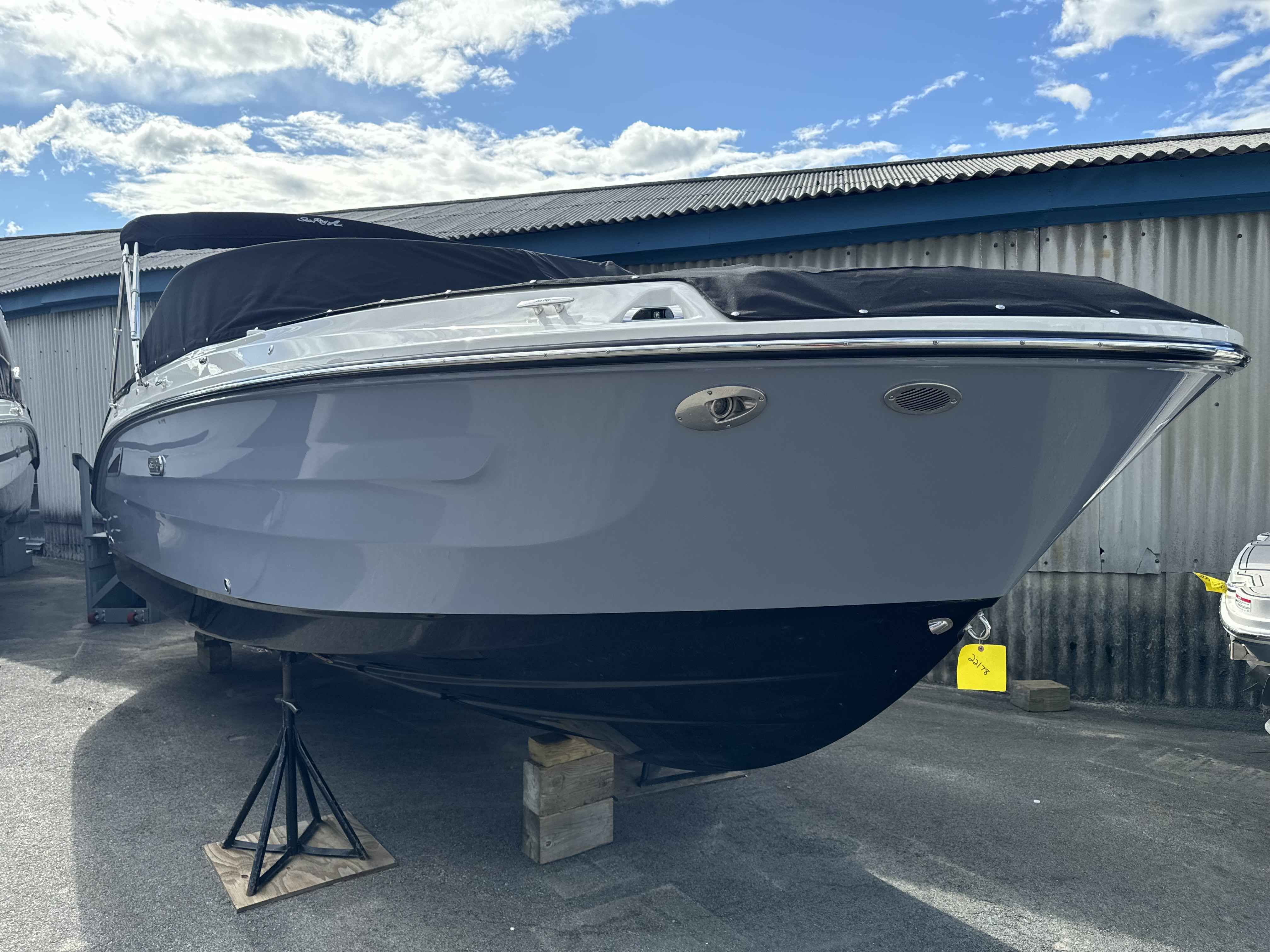 2025 Sea Ray 250SDX